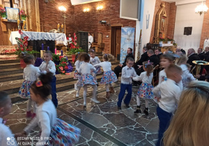 przedszkolaki tańczą w kółeczkach